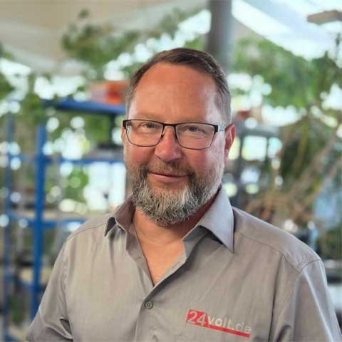 Tüftler aus Leidenschaft: Steffen Gland. Seit der Wendejahre beschäftigt sich der gelernte Elektronikfacharbeiter mit der Wiederherstellung von Elektronikbauteilen für Nutzfahrzeuge. 2000 gründete er sein eigenes Unternehmen, die 24Volt GmbH.